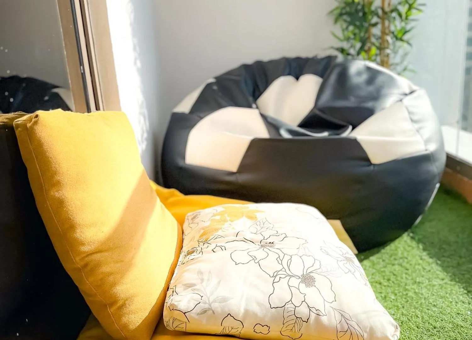 The Journey Hostel - Infront Of Tram-Metro, Access To Beach, Pool & Gym - Enjoy Our Seaview - Coworking Space - Resident Housekeeping - Inhouse Food Menu - All At Jumierah Beach Residence, Dubai Marina
