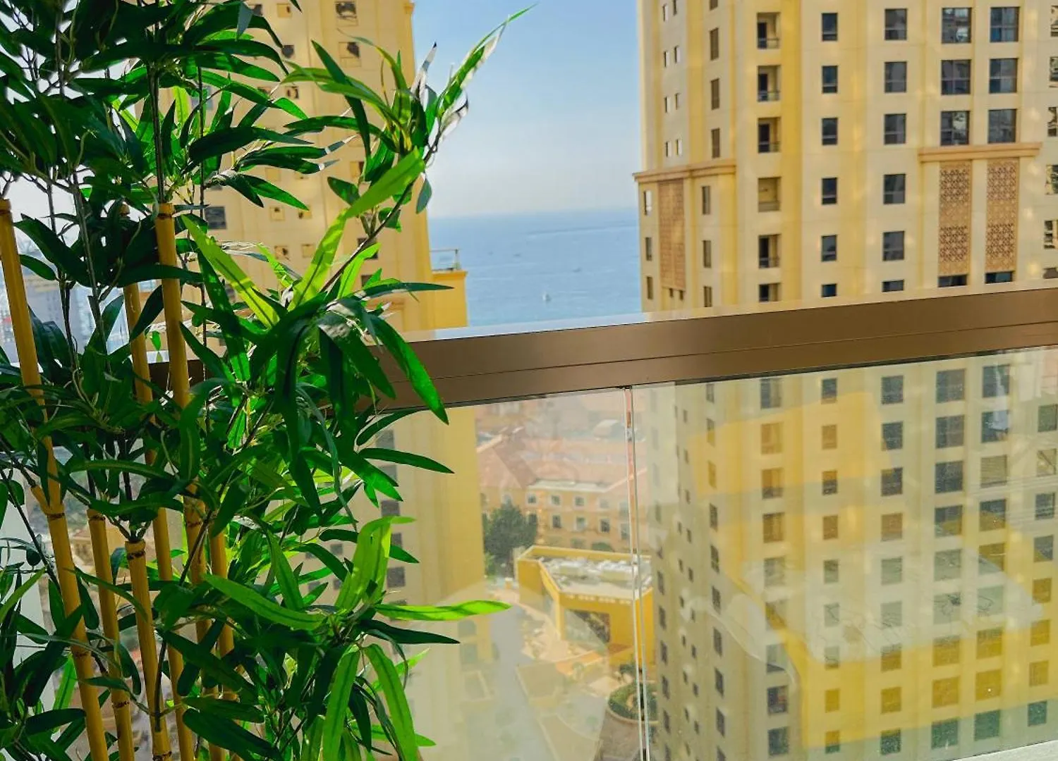 The Journey Hostel - Infront Of Tram-Metro, Access To Beach, Pool & Gym - Enjoy Our Seaview - Coworking Space - Resident Housekeeping - Inhouse Food Menu - All At Jumierah Beach Residence, Dubai Marina 아랍에미리트