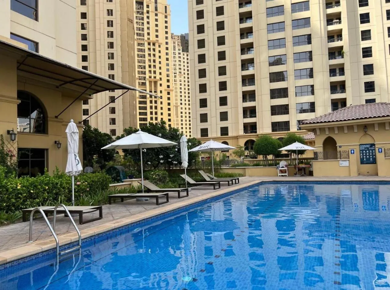 The Journey Hostel - Infront Of Tram-Metro, Access To Beach, Pool & Gym - Enjoy Our Seaview - Coworking Space - Resident Housekeeping - Inhouse Food Menu - All At Jumierah Beach Residence, Dubai Marina