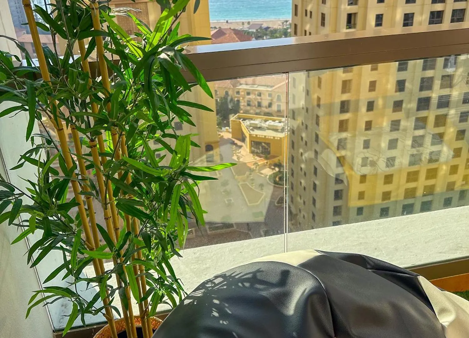 The Journey Hostel - Infront Of Tram-Metro, Access To Beach, Pool & Gym - Enjoy Our Seaview - Coworking Space - Resident Housekeeping - Inhouse Food Menu - All At Jumierah Beach Residence, Dubai Marina
