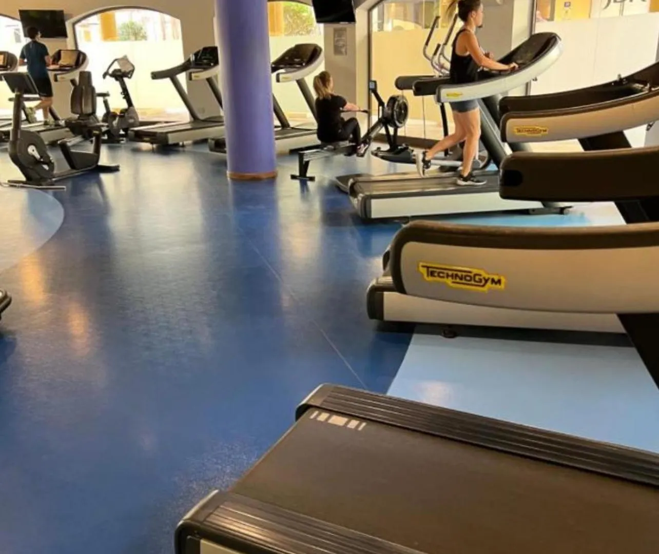 The Journey Hostel - Infront Of Tram-Metro, Access To Beach, Pool & Gym - Enjoy Our Seaview - Coworking Space - Resident Housekeeping - Inhouse Food Menu - All At Jumierah Beach Residence, Dubai Marina