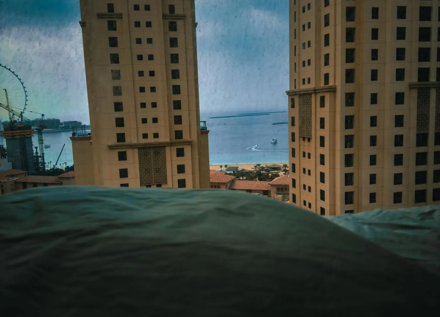 The Journey Hostel - Infront Of Tram-Metro, Access To Beach, Pool & Gym - Enjoy Our Seaview - Coworking Space - Resident Housekeeping - Inhouse Food Menu - All At Jumierah Beach Residence, Dubai Marina
