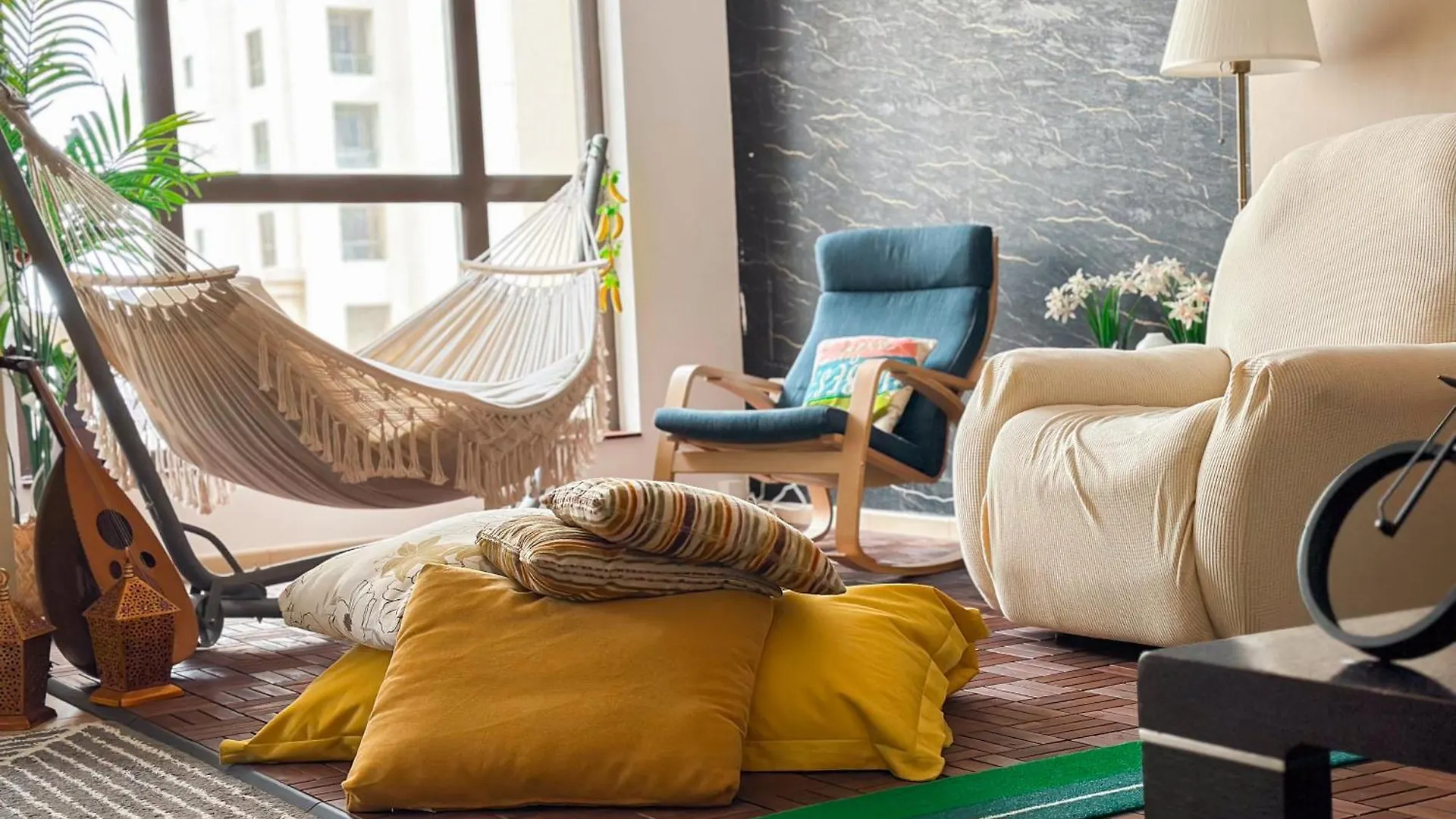 The Journey Hostel - Infront Of Tram-Metro, Access To Beach, Pool & Gym - Enjoy Our Seaview - Coworking Space - Resident Housekeeping - Inhouse Food Menu - All At Jumierah Beach Residence, Dubai Marina