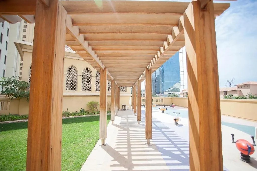 The Journey Hostel - Infront Of Tram-Metro, Access To Beach, Pool & Gym - Enjoy Our Seaview - Coworking Space - Resident Housekeeping - Inhouse Food Menu - All At Jumierah Beach Residence, Dubai Marina