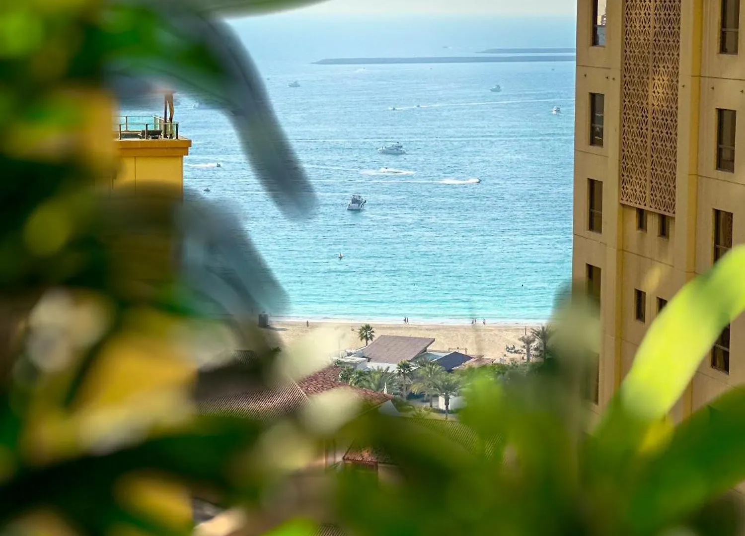 The Journey Hostel - Infront Of Tram-Metro, Access To Beach, Pool & Gym - Enjoy Our Seaview - Coworking Space - Resident Housekeeping - Inhouse Food Menu - All At Jumierah Beach Residence, Dubai Marina